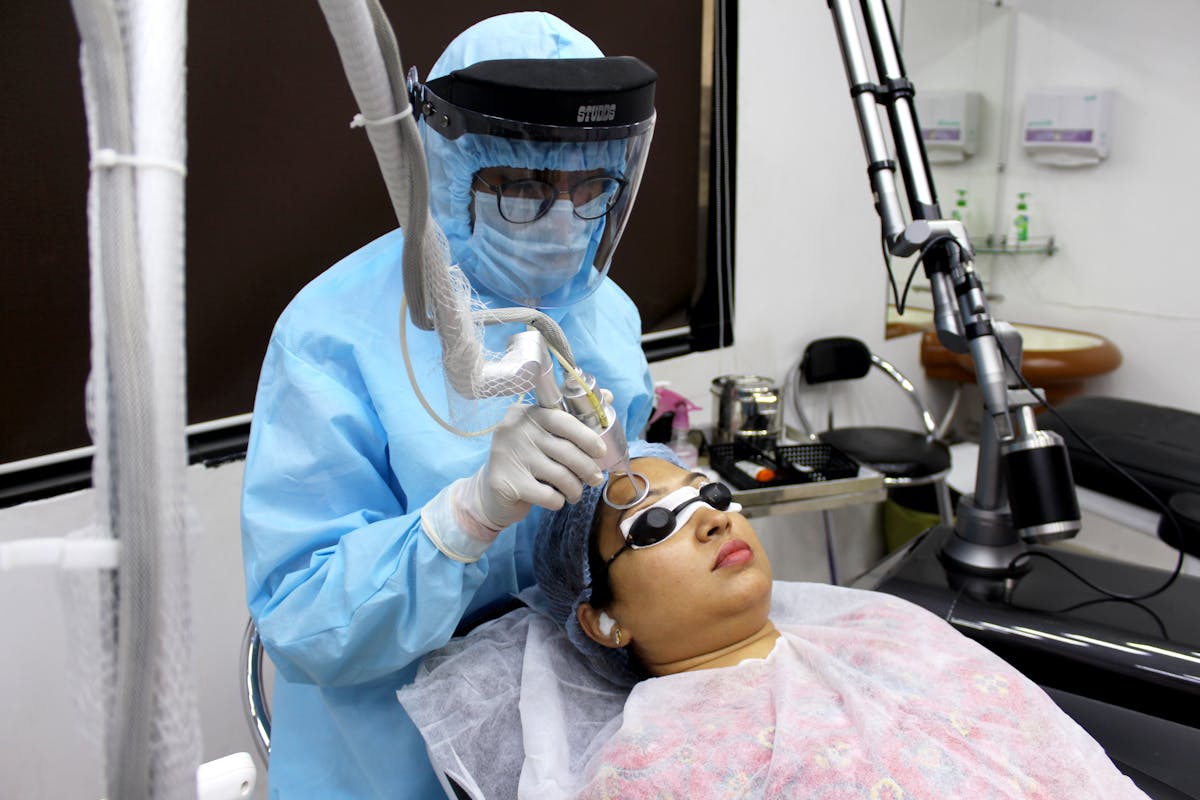 Tratamiento de rejuvenecimiento facial con láser y equipo médico visible